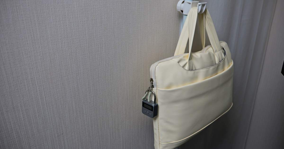 パソコンバッグとタイマー式南京錠